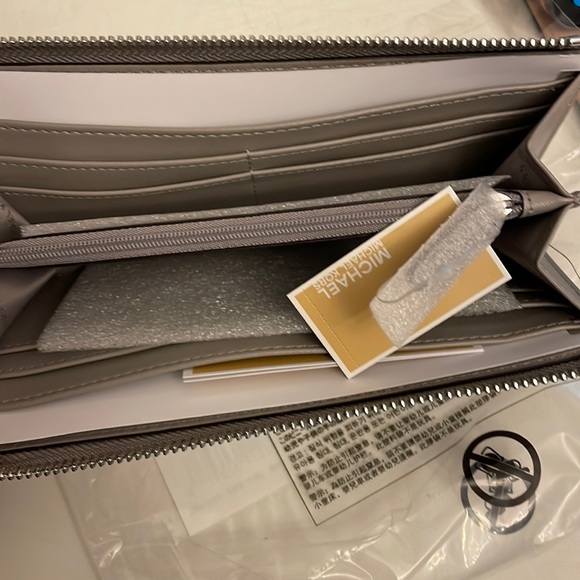 NWT Michael Kors Jet Set Wallet Saffiano Leather. - Picture 3 of 3